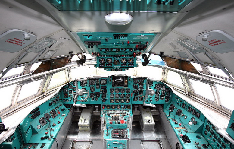 Ilyushin Il-62 Cockpit
