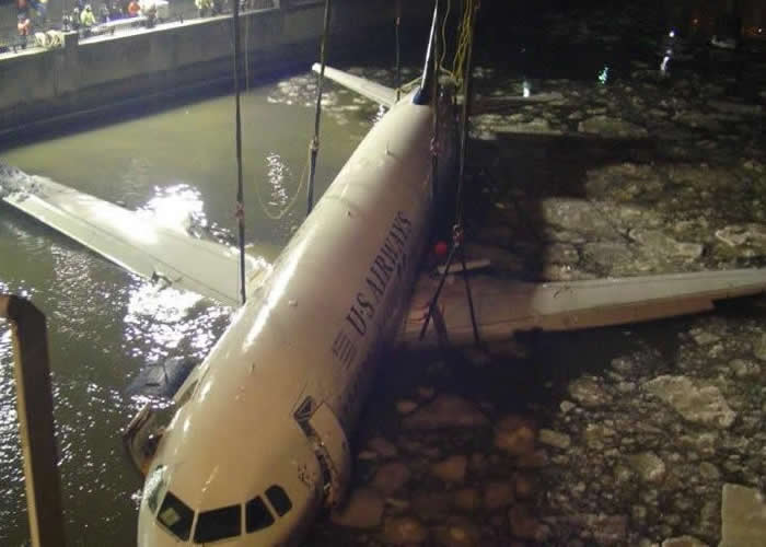 US AIRWAYS AIRBUS A320 AIRLINER FLIGHT 1549 EMERGENCY LANDING ON THE HUDSON PICTURE