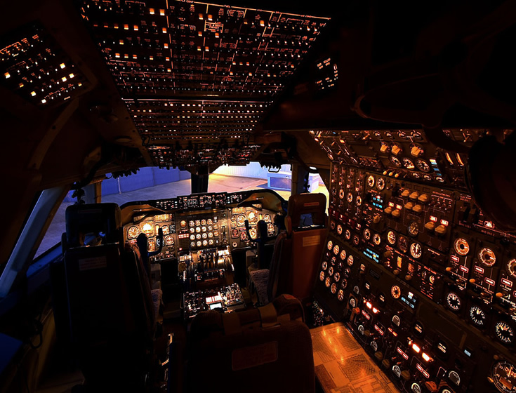 747 cockpit photo