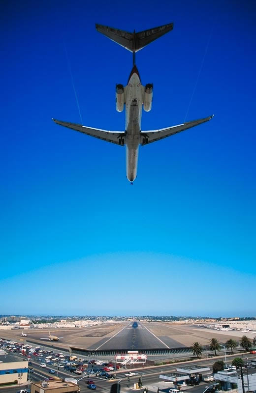 boeing 727 landing at airport