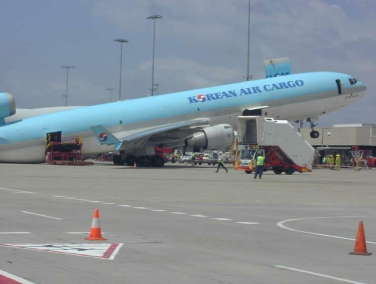 korean air cargo dc10 tail falls to tarmac from overloading