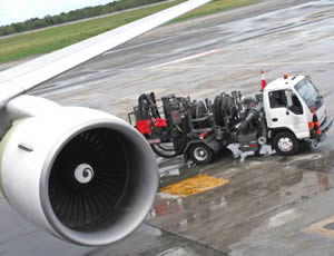 fuel truck refuelling airplane