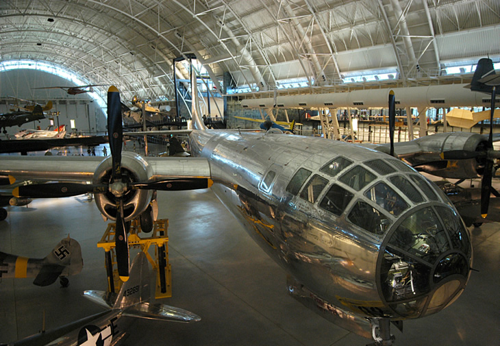 the enola gay in the smithsonian museum