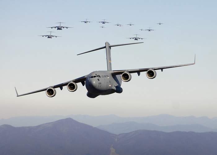 Multiple C-17 USAF Aircraft in Flight