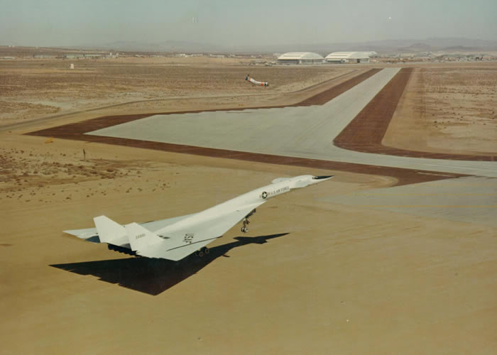 xb70 landing at edwards afb after first flight
