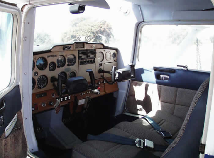 cessna 152 cockpit interior picture