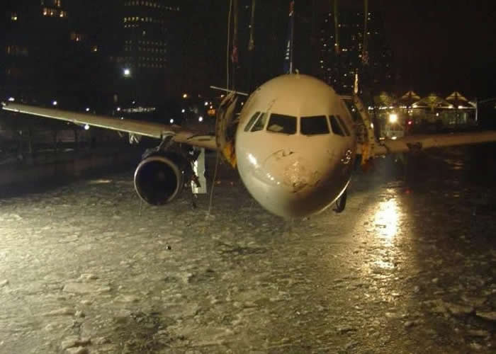 US AIRWAYS AIRBUS A320 AIRLINER FLIGHT 1549 EMERGENCY LANDING ON THE HUDSON PICTURE