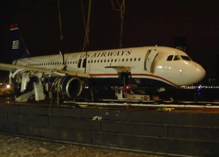 US AIRWAYS AIRBUS A320 AIRLINER FLIGHT 1549 EMERGENCY LANDING ON THE HUDSON PICTURE