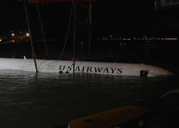 US AIRWAYS AIRBUS A320 AIRLINER FLIGHT 1549 EMERGENCY LANDING ON THE HUDSON PICTURE