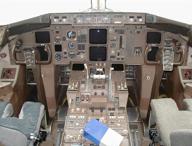 boeing 767 cockpit photo