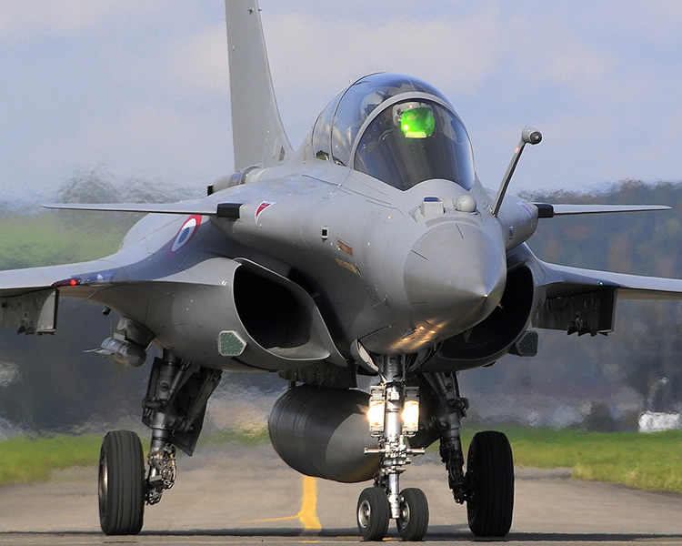 dassault rafale in afterburner ready for takeoff on bombing run